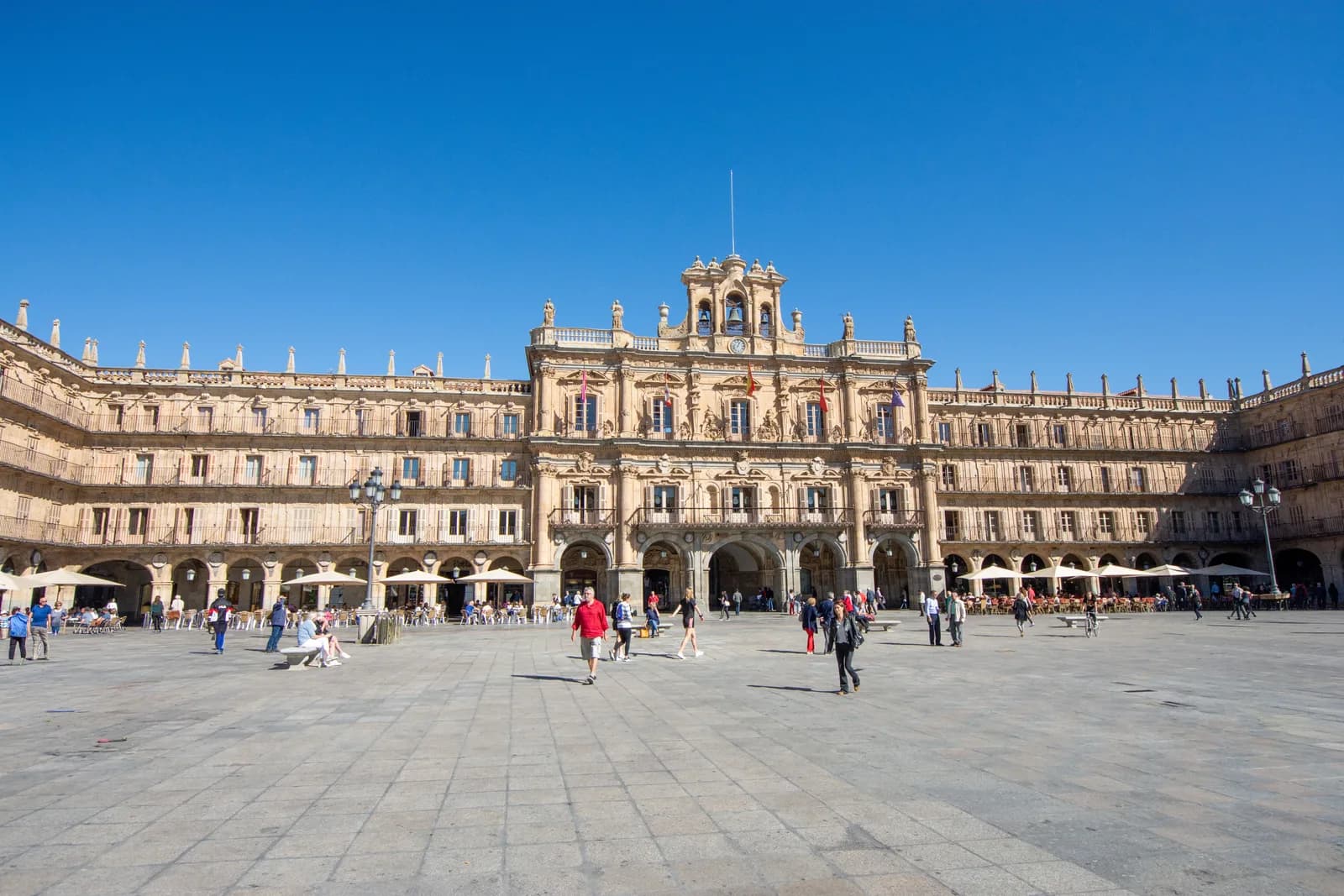 La Plaza Mayor de Salamanque, sa façade baroque en pierre dorée et ses arcades