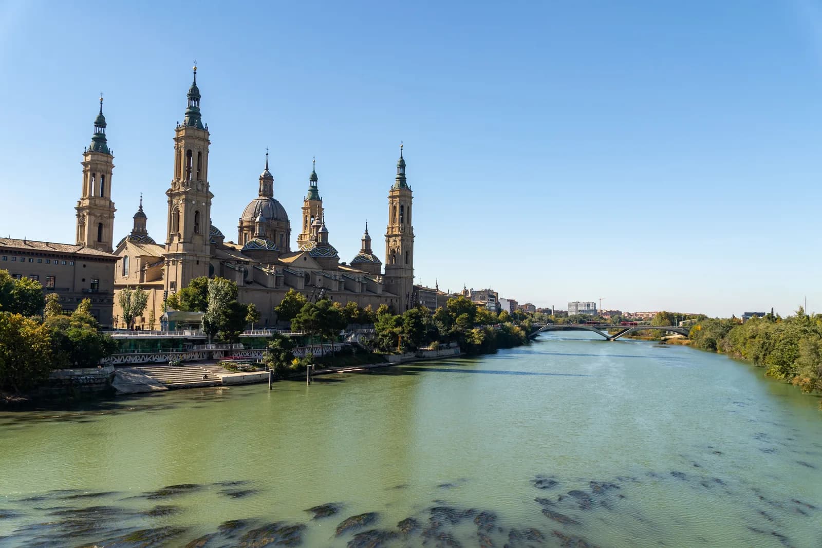 La basilique du Pilar de Saragosse au bord de l'Èbre, en Aragon
