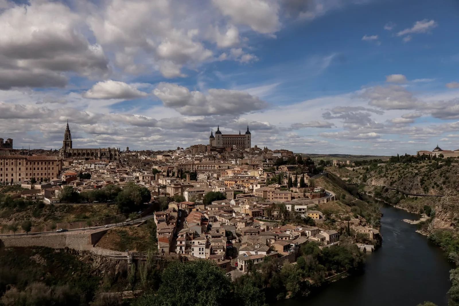 Panorama de Tolède depuis l'autre rive du Tage, avec l'Alcázar, la flèche de la cathédrale et le fleuve encaissé