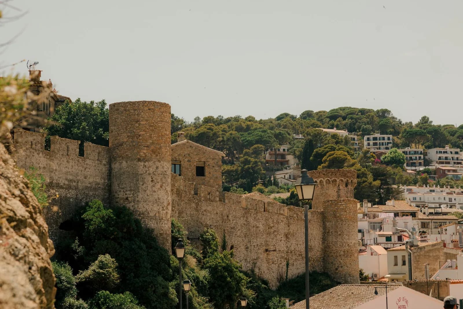 Les remparts et les tours rondes de la Vila Vella de Tossa de Mar, sur la Costa Brava, au-dessus des maisons blanches