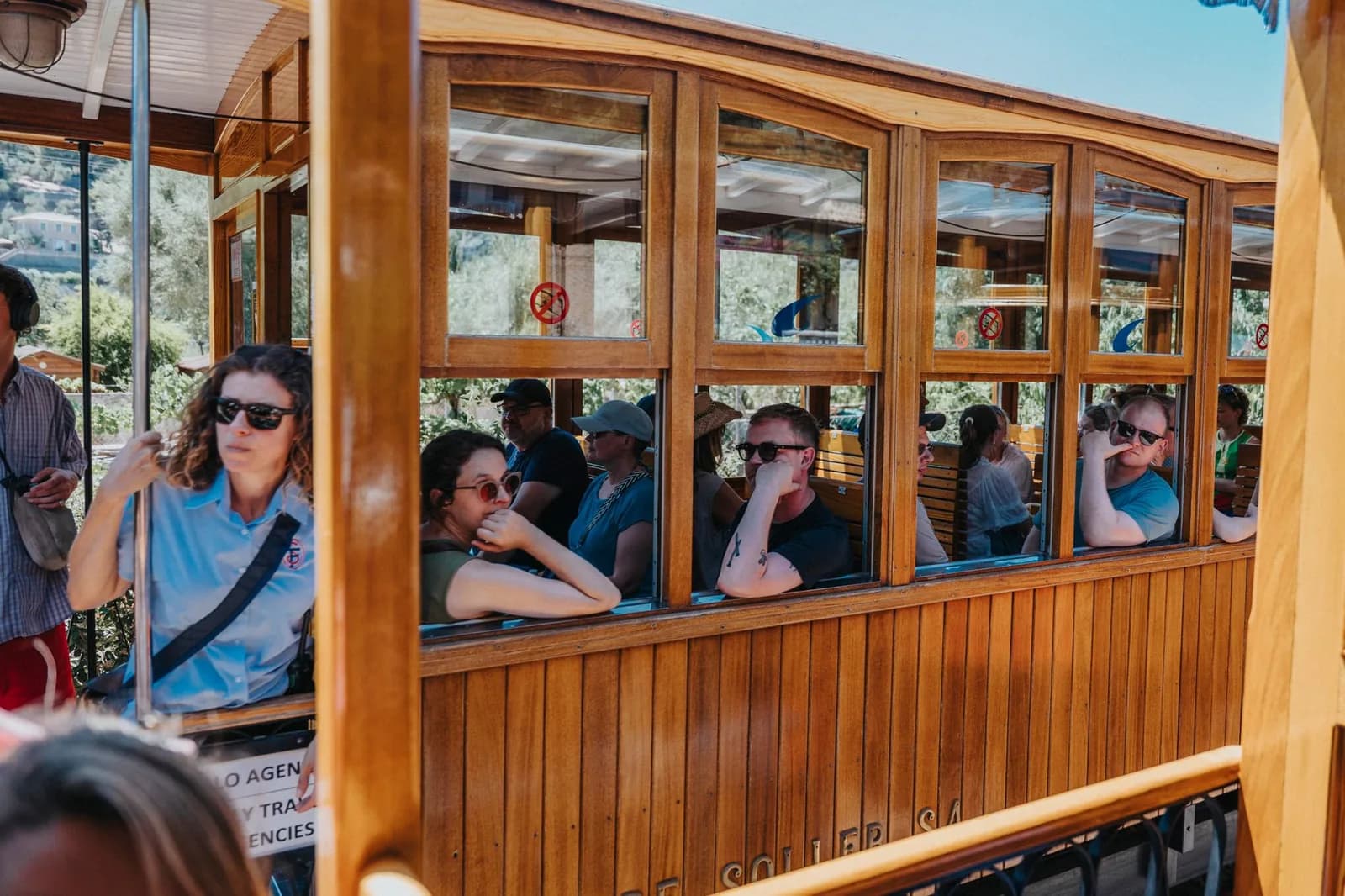 Le tramway de Sóller à Majorque, ses voitures de bois verni et ses passagers accoudés aux fenêtres ouvertes