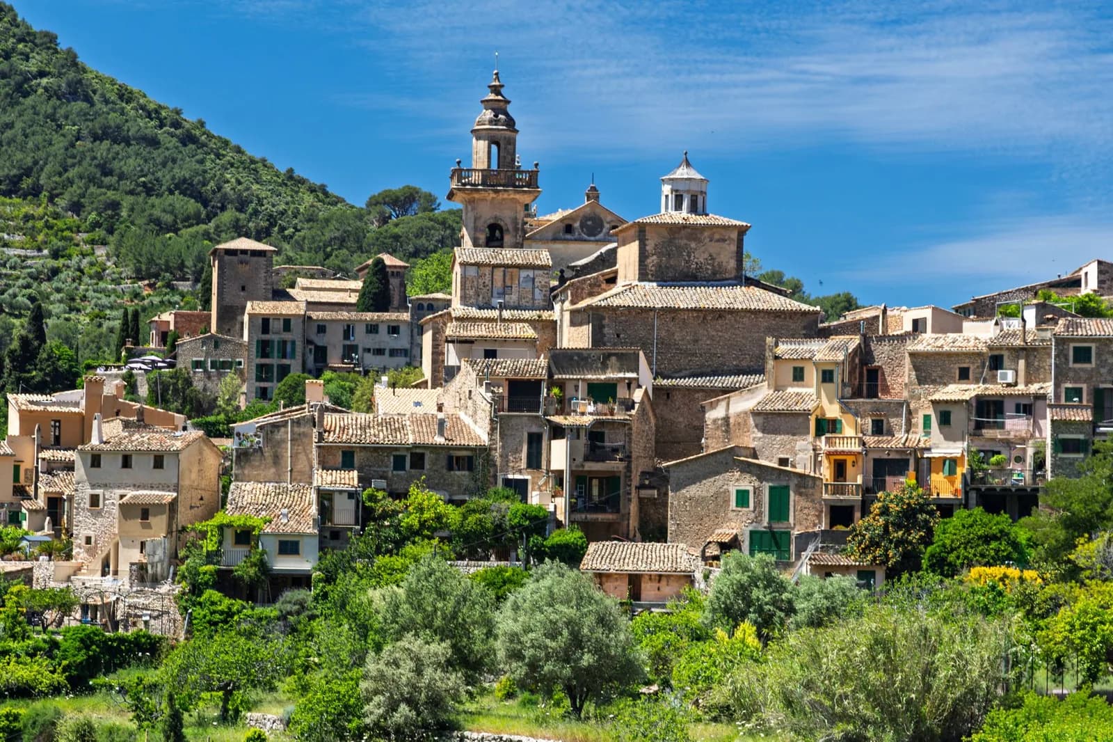 Le village de Valldemossa dans la Serra de Tramuntana à Majorque, ses maisons de pierre étagées