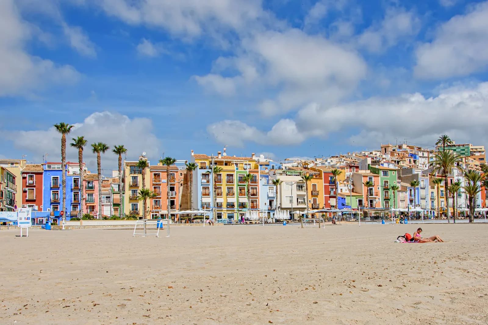 Les maisons aux façades colorées de Villajoyosa, alignées face à la plage