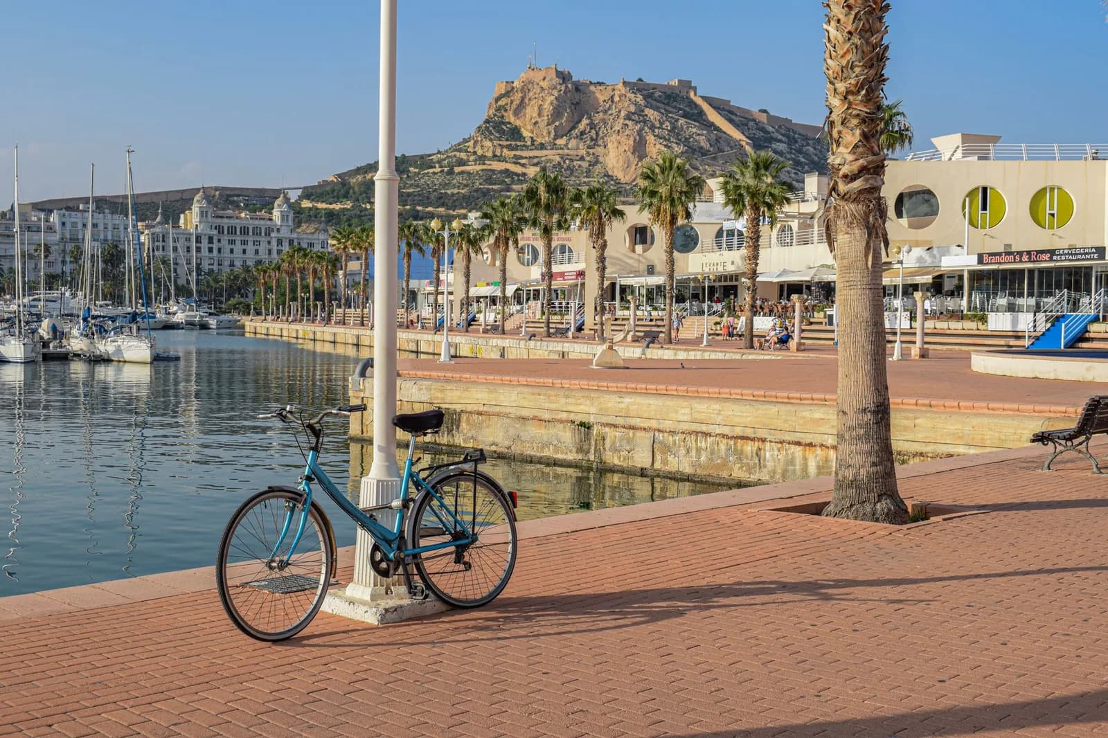 Promenade et marina d'Alicante sur la Costa Blanca, destination retraite en Espagne
