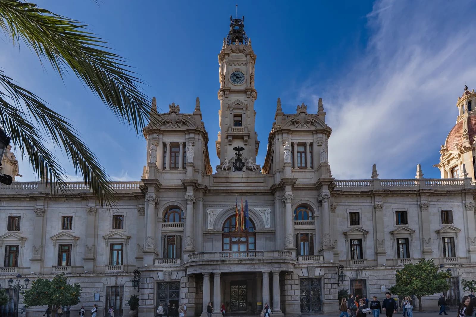 La façade de l'hôtel de ville de Valence, avec sa tour de l'horloge, sous un ciel bleu