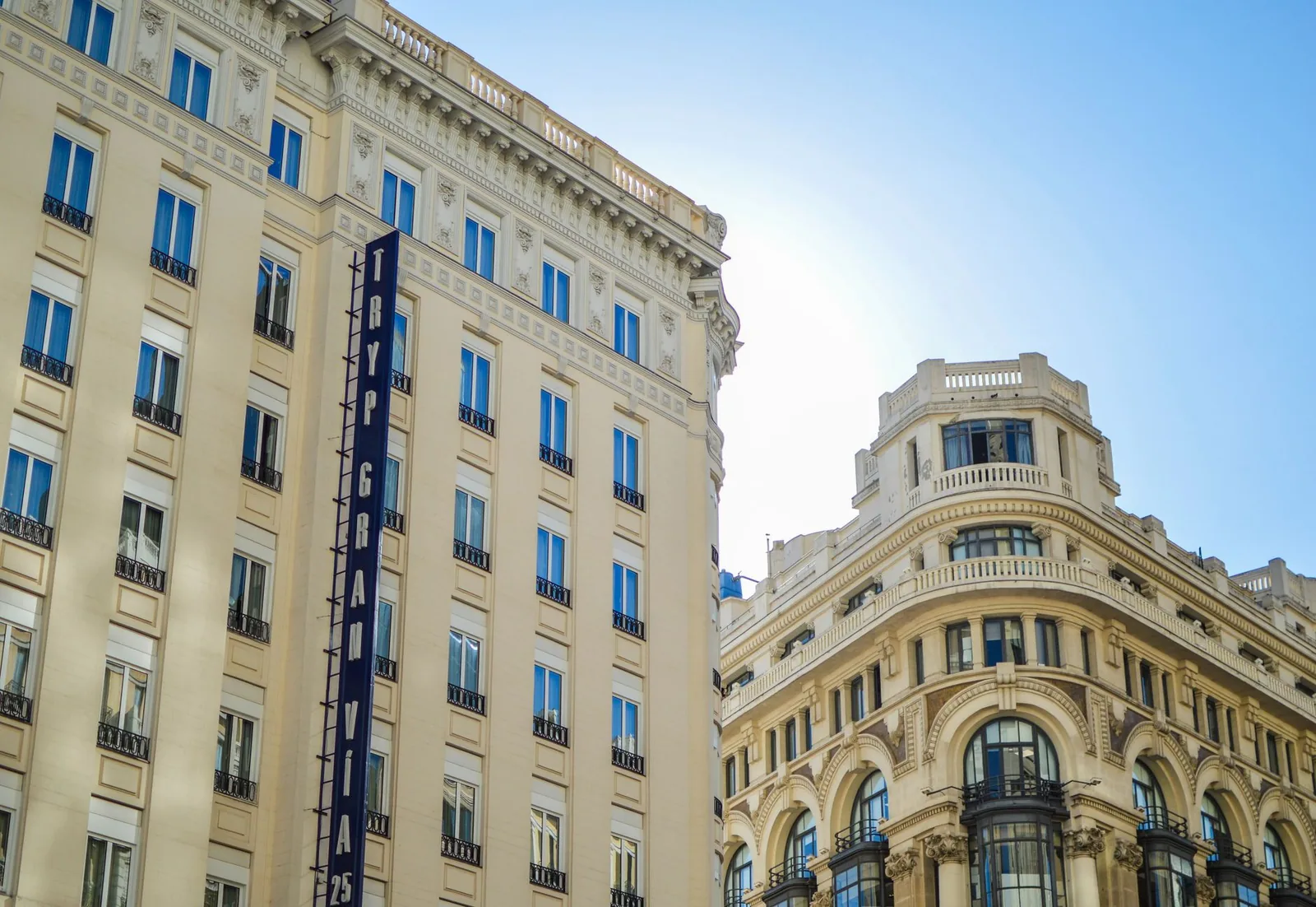 Les façades de la Gran Vía à Madrid, immeubles du début du vingtième siècle