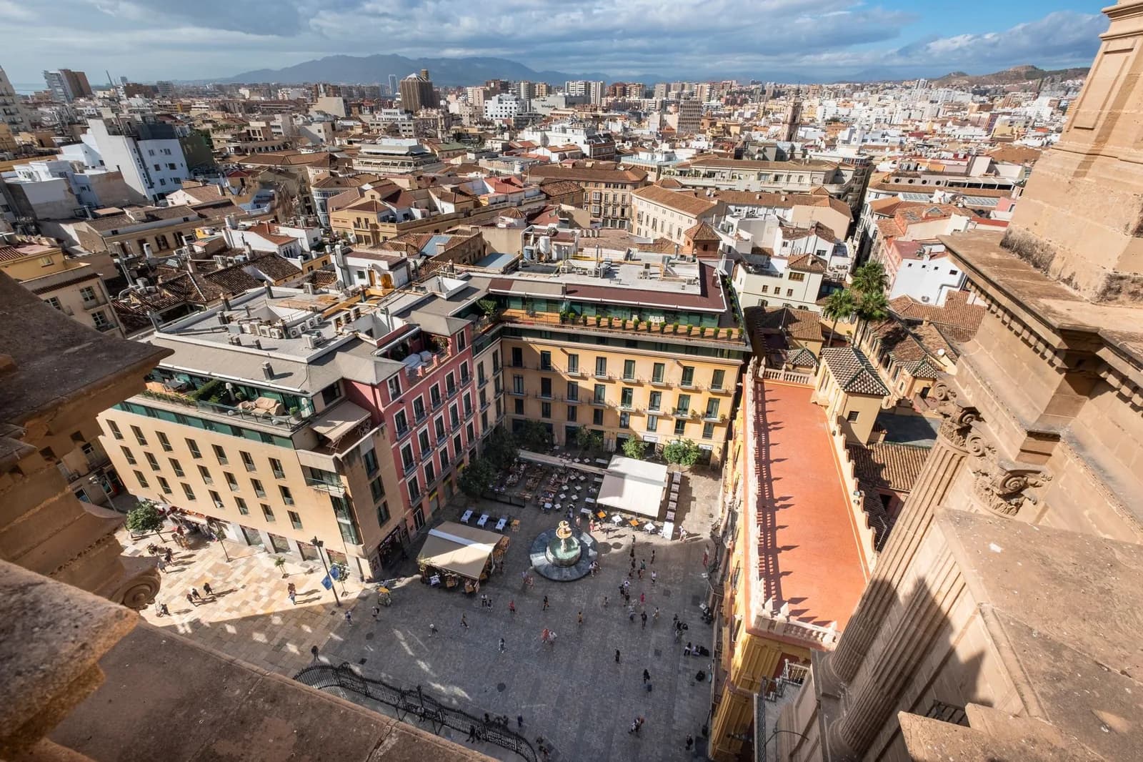 Vue sur une place animée de Málaga, scène de vie quotidienne en Espagne