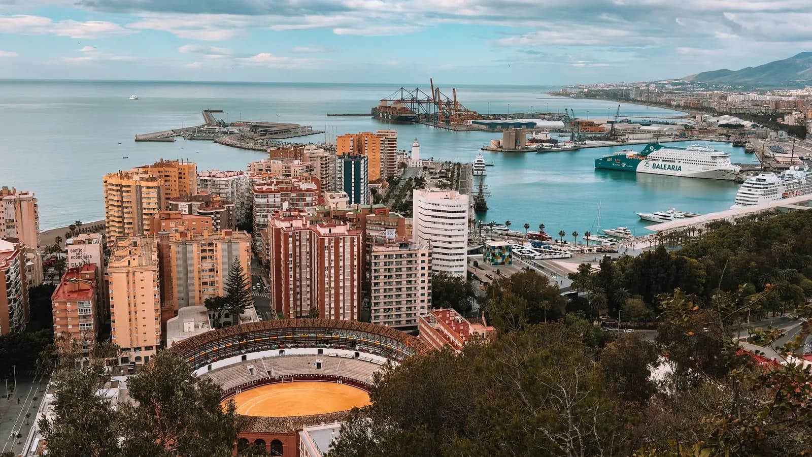 Vue aérienne de Málaga, son port et ses arènes, une ville où vivre en Espagne